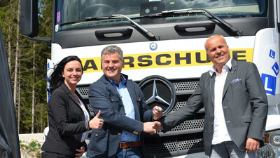 Pappas Verkaufsberater Franz Kramer (Bildmitte) übergibt den neuen Mercedes-Benz Actros an den Chef der Zebra Fahrschulen Arnold Moises und seine Gattin Tanja.