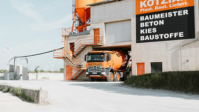 In der modernen Fertigungsbetonmischanlage wird der Beton nach höchsten Qualitätskriterien produziert.  | © BLICKPUNKT LKW & BUS