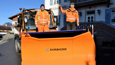 Die Bauhofmitarbeiter Andreas Exenberger und Martin Hörfarter freuen sich über den neuen "Kollegen". 