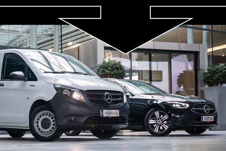Ein weißer Van und ein schwarzer Mercedes-Benz stehen vor einem modernen Gebäude mit Glasfassade.