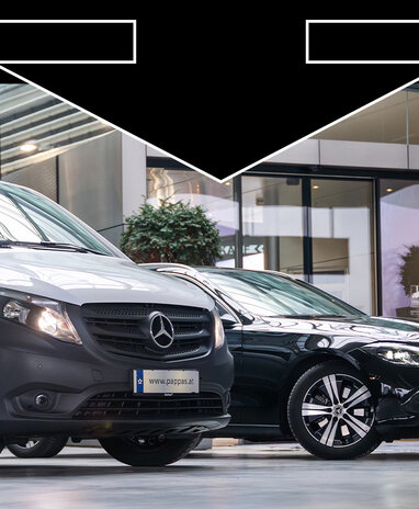 Ein weißer Van und ein schwarzer Mercedes-Benz stehen vor einem modernen Gebäude mit Glasfassade.