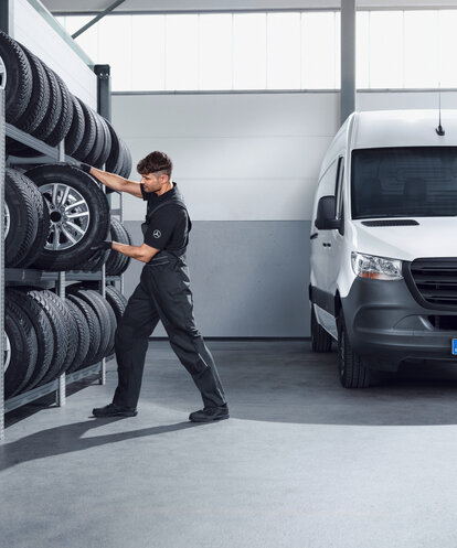 Junger Mann im Reifenhotel eines Mercedes-Benz Standortes.