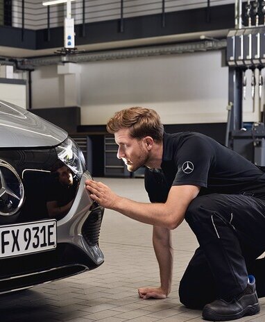 Pappas-Mitarbeiter inspiziert gründlich einen Mercedes-Benz.