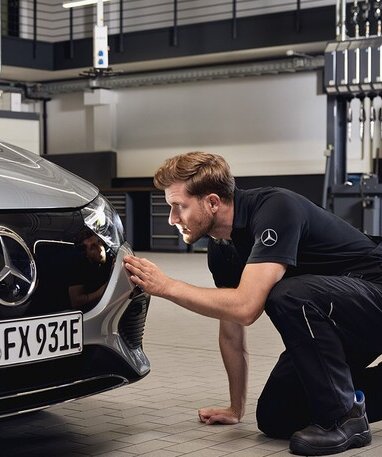 Pappas-Mitarbeiter inspiziert gründlich einen Mercedes-Benz.