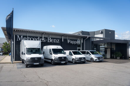 Mercedes-Benz Transporter parken vor dem Pappas Autohaus.
