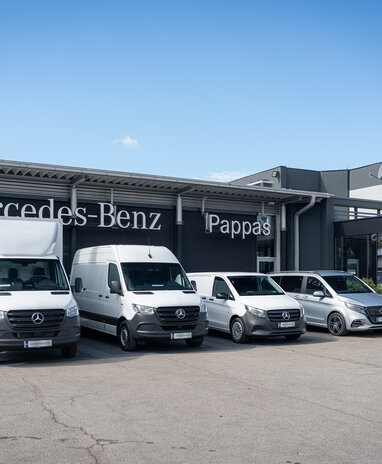 Mercedes-Benz Transporter parken vor dem Pappas Autohaus.