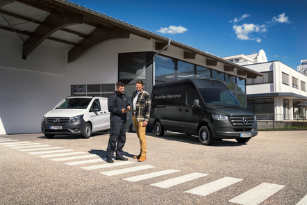 Mobile Service Mitarbeiter spricht mit Kunden vor Firmengebäude