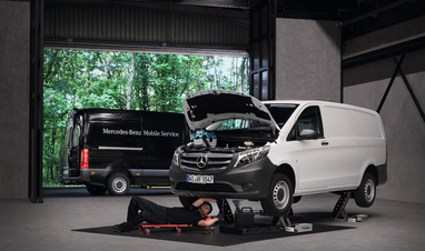 Mercedes-Benz Mobile Service Van und Mitarbeiter arbeitet im Vordergrund an einem weißen Vito.