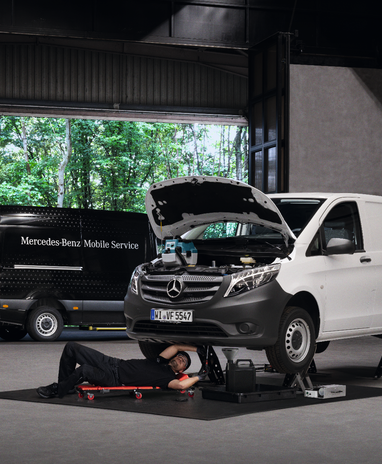 Mercedes-Benz Mobile Service Van und Mitarbeiter arbeitet im Vordergrund an einem weißen Vito.