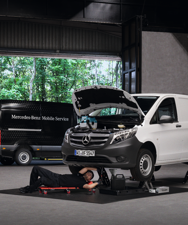 Mercedes-Benz Mobile Service Van und Mitarbeiter arbeitet im Vordergrund an einem weißen Vito.