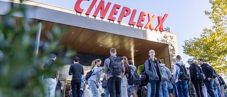 Menschenmenge vor dem Cineplexx Salzburg beim Karriereforum.