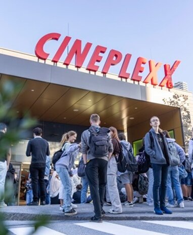 Menschenmenge vor dem Cineplexx Salzburg beim Karriereforum.