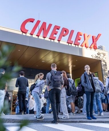 Menschenmenge vor dem Cineplexx Salzburg beim Karriereforum.