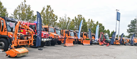 Viele Kommunalfahrzeuge stehen nebeneinander aufgefädelt auf einem großen Platz.