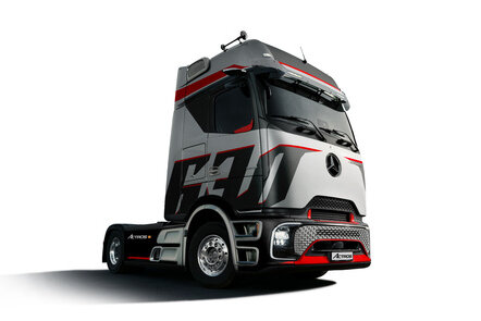 Die Mercedes-Benz Sattelzugmaschine Actros im Design Bold Motion Red.