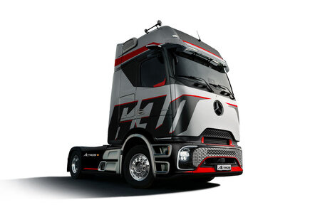 Die Mercedes-Benz Sattelzugmaschine Actros im Design Bold Motion Red.