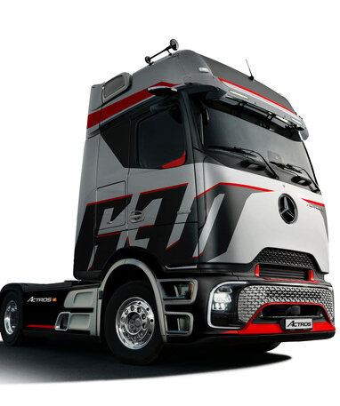 Die Mercedes-Benz Sattelzugmaschine Actros im Design Bold Motion Red.