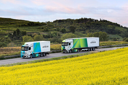 Mercedes-Benz eActros 400 und Mercedes-Benz eActros 600 fahren nacheinander über eine Straße.  