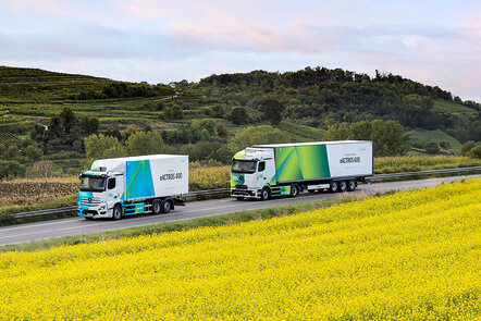 Mercedes-Benz eActros 400 und Mercedes-Benz eActros 600 fahren nacheinander über eine Straße.  