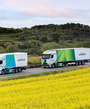 Mercedes-Benz eActros 400 und Mercedes-Benz eActros 600 fahren nacheinander über eine Straße.  