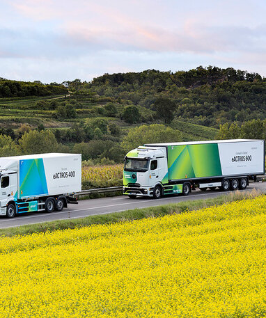 Mercedes-Benz eActros 400 und Mercedes-Benz eActros 600 fahren nacheinander über eine Straße.  