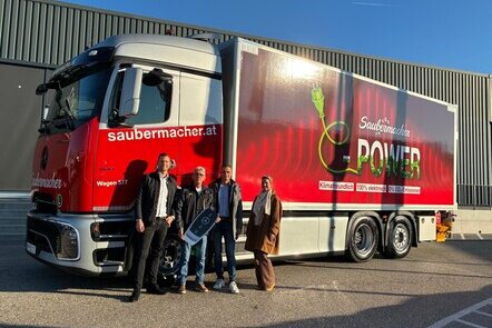 Neuer Lkw in Saubermacher-Branding, davor stehen die Personen Sven Neumüller, Verkauf Mercedes Darko Kojcinovic, LKW-Fahrer Helmut Haas, Leitung Fuhrparkmanagement Saubermacher Angelika Daneliuk, Leiterin Standortlogistik Wien/NÖ