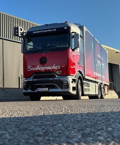Neuer Mercedes-Benz eActros 600 im Saubermacher-Branding.