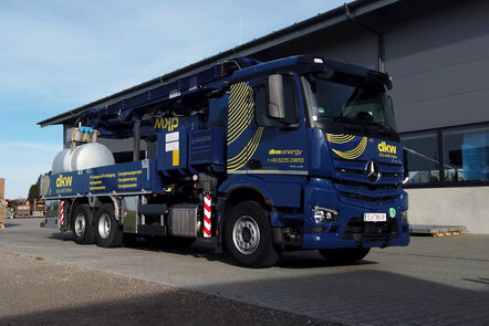 Mercedes-Benz Actros mit Pritschenaufbau im Branding von dkw Solarstrom.