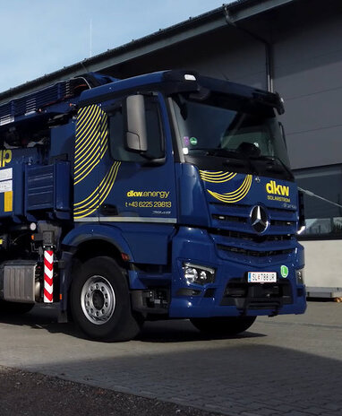 Mercedes-Benz Actros mit Pritschenaufbau im Branding von dkw Solarstrom.