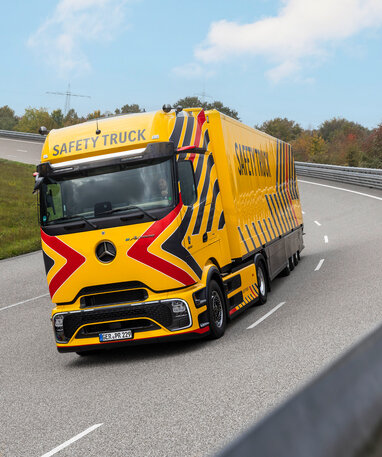 Gelber Mercedes-Benz Safety Truck auf einer Teststrecke.