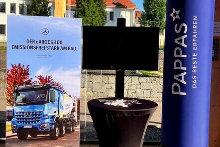 Mercedes Benz und Pappas mit dem DUROX beim Biberfest. Ansicht der Aufsteller vor Ort.