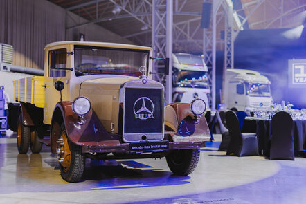 Ein restaurierter klassischer Mercedes-Benz Diesel-Lkw wird auf einem Event ausgestellt.