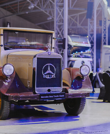 Ein restaurierter klassischer Mercedes-Benz Diesel-Lkw wird auf einem Event ausgestellt.
