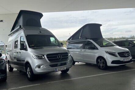 Zwei Mercedes-Benz Marco-Polo Fahrzeuge mit hochgekappten Schlafdächern.