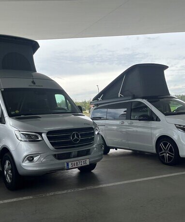 Zwei Mercedes-Benz Marco-Polo Fahrzeuge mit hochgekappten Schlafdächern.