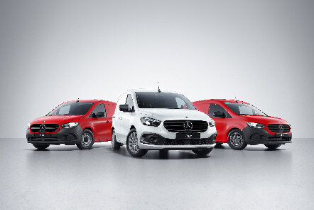 Zwei rote und ein weißer Citan Kastenwagen stehen nebeneinander.