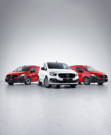 Zwei rote und ein weißer Citan Kastenwagen stehen nebeneinander.