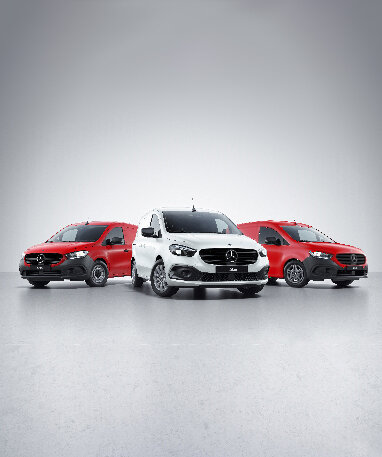 Zwei rote und ein weißer Citan Kastenwagen stehen nebeneinander.