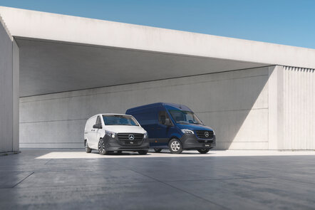 Ein weißer Mercedes-Benz Vito und ein dunkelblauer Sprinter stehen nebeneinander. 