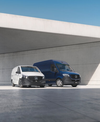Ein weißer Mercedes-Benz Vito und ein dunkelblauer Sprinter stehen nebeneinander. 