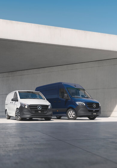 Ein weißer Mercedes-Benz Vito und ein dunkelblauer Sprinter stehen nebeneinander. 