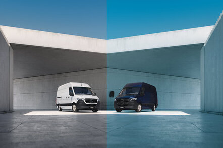 Ein weißer Sprinter Transorter und ein blauen Sprinter Transporter stehen sich gegenüber. 