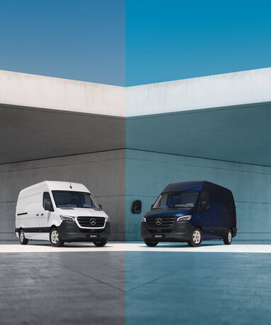 Ein weißer Sprinter Transorter und ein blauen Sprinter Transporter stehen sich gegenüber. 