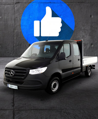 Ein schwarzer Mercedes-Benz Sprinter Pritschenwagen mit Doppelkabine vor grauem Hintergrund.