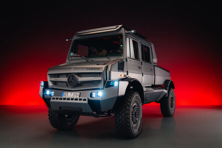 Showcar des Luxus-Unimog vor einem rot leuchtenden Hintergrund | © Daimler Truck AG