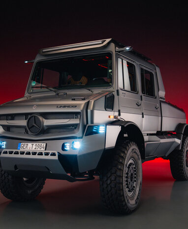 Showcar des Luxus-Unimog vor einem rot leuchtenden Hintergrund | © Daimler Truck AG