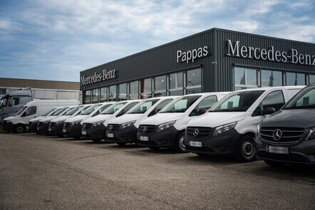 Reihe von Mercedes-Benz Transportern vor dem Pappas-Standort in Wiener Neudorf.