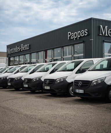 Reihe von Mercedes-Benz Transportern vor dem Pappas-Standort in Wiener Neudorf.