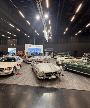 Mercedes-Benz Oldtimer-Ausstellung in einer Halle mit mehreren Modellen, darunter Cabriolets und Coupés.