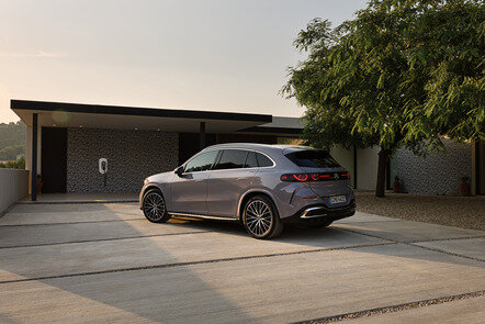 Ein grauer Mercedes-Benz SUV steht vor einem Haus, an dessen Wand eine Ladebox montiert ist. | © Mercedes-Benz